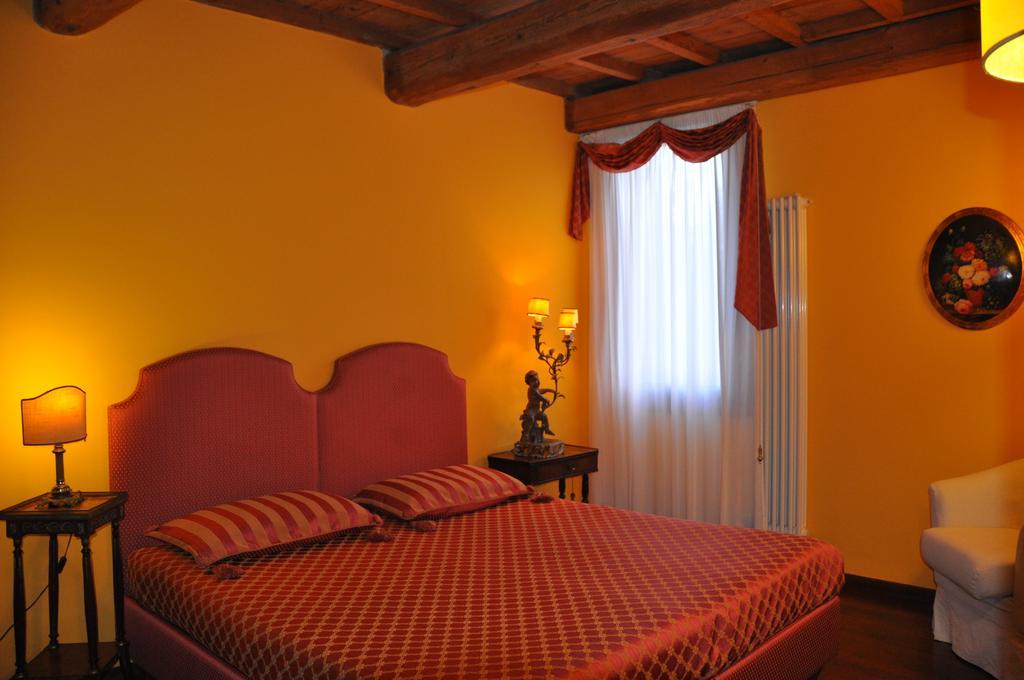 Piazza Nova Guest House Ферара Стая снимка
