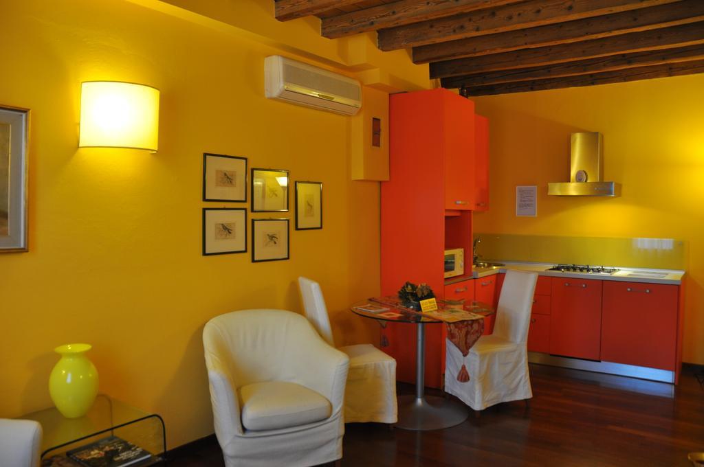 Piazza Nova Guest House Ферара Стая снимка