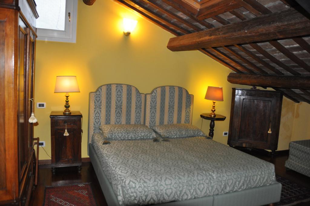 Piazza Nova Guest House Ферара Стая снимка