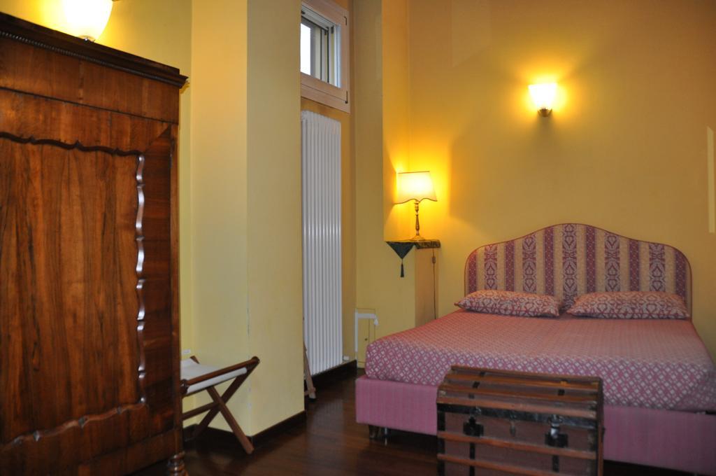 Piazza Nova Guest House Ферара Стая снимка