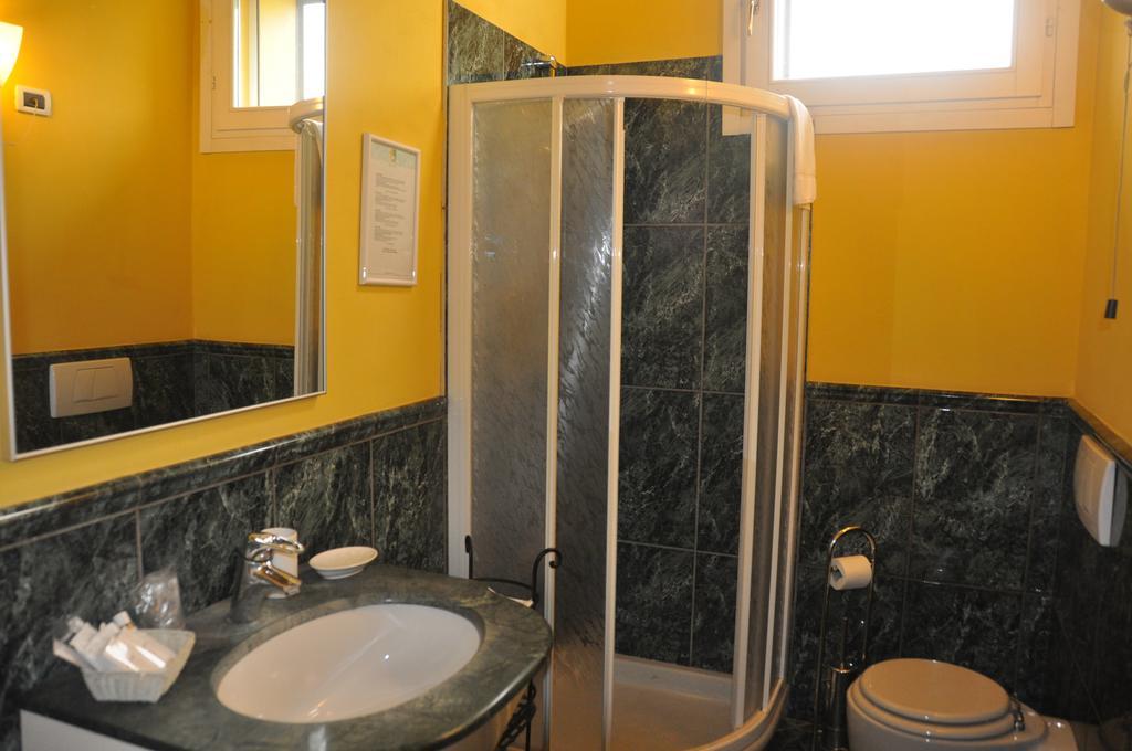 Piazza Nova Guest House Ферара Стая снимка