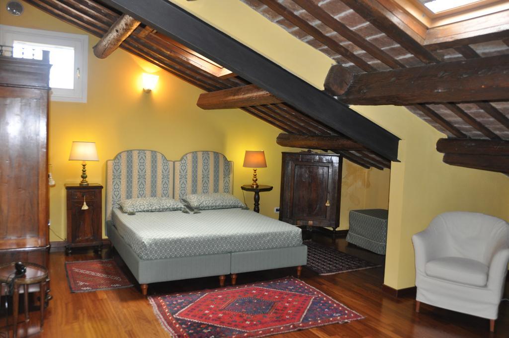 Piazza Nova Guest House Ферара Стая снимка