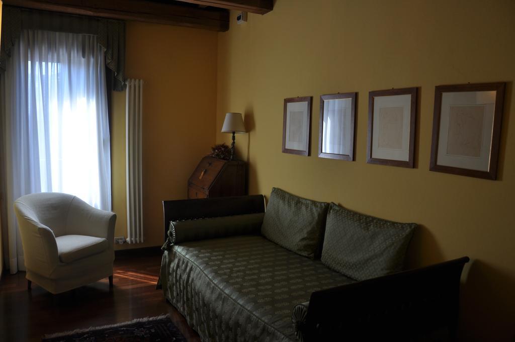 Piazza Nova Guest House Ферара Стая снимка