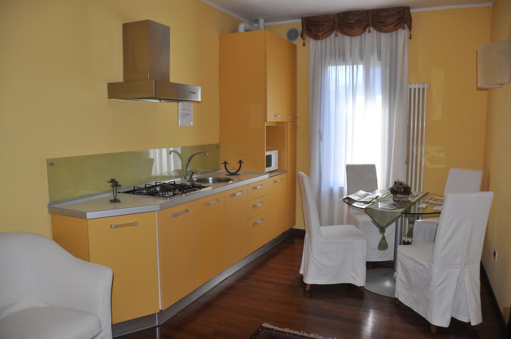 Piazza Nova Guest House Ферара Стая снимка