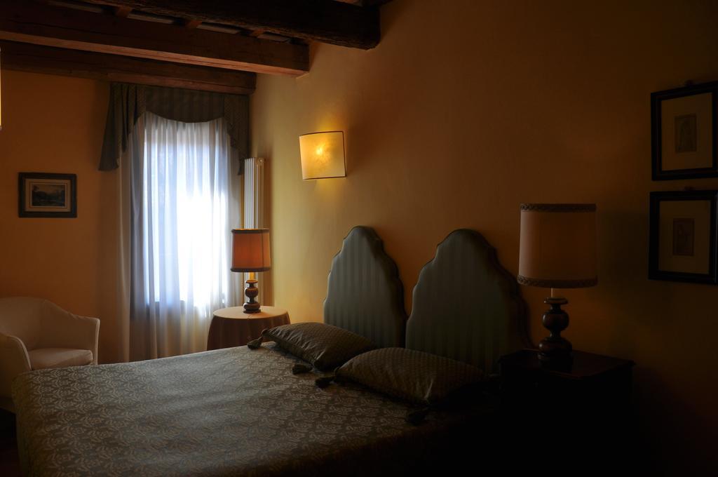 Piazza Nova Guest House Ферара Стая снимка
