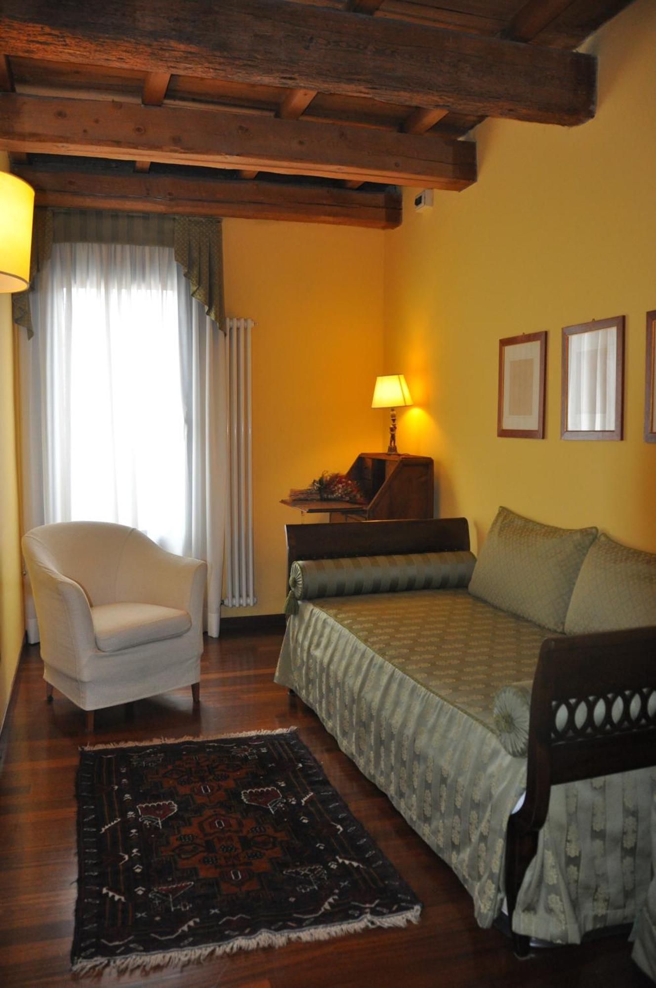 Piazza Nova Guest House Ферара Стая снимка